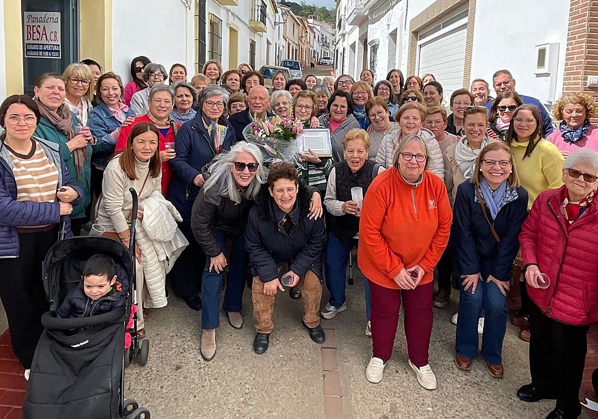 Salvatierra homenajea a Manolo y Mari Loli, al frente de una panadería y dulcería de tres generaciones que va a cerrar